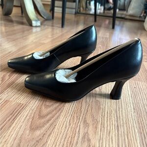 Anne Klein Black Rounded-Toe Mid Heel Pumps